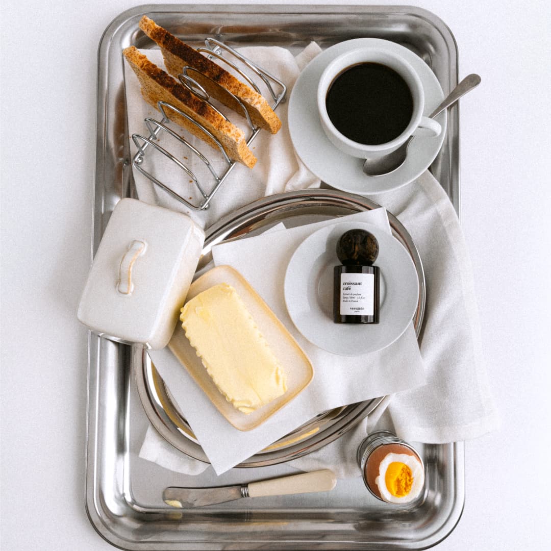 Plateau de petit-déjeuner avec café, beurre et flacon Croissant Café Versatile Paris Bild