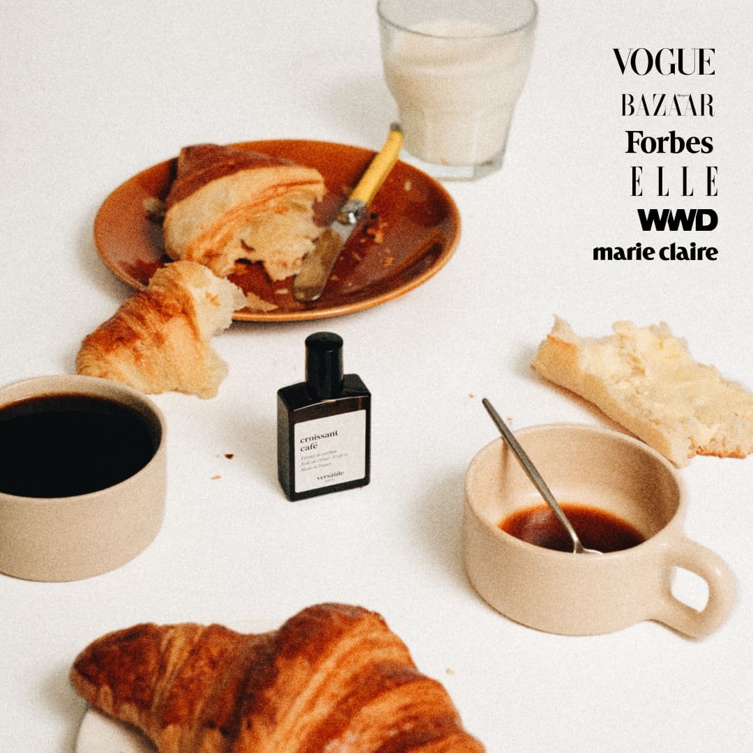 Flacon Croissant Café de Versatile Paris entouré de croissants et de café