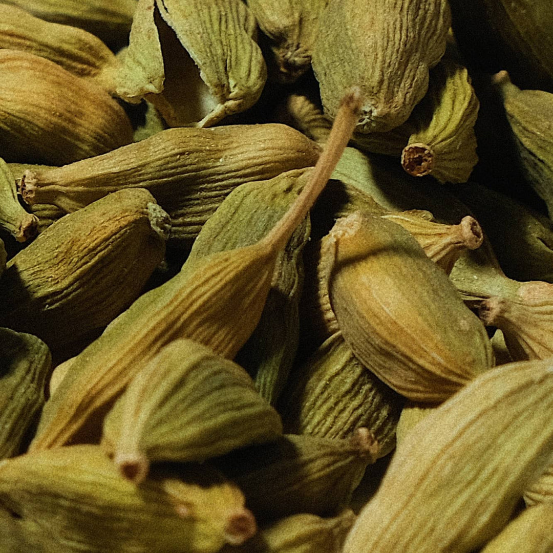 Gousses de cardamome, matière première naturelle utilisée en parfumerie