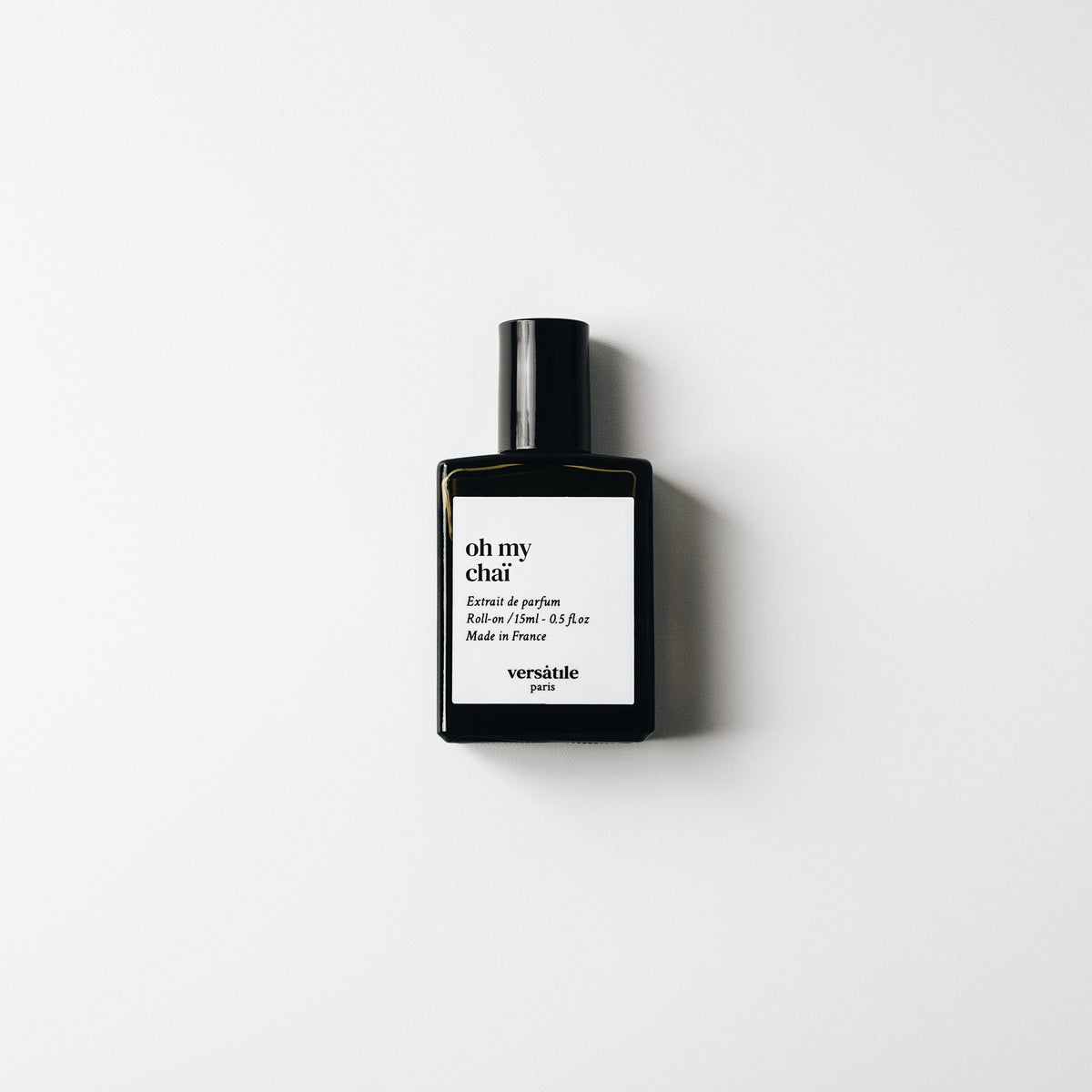 Flacon roll-on Oh My Chaï de Versatile Paris sur fond blanc